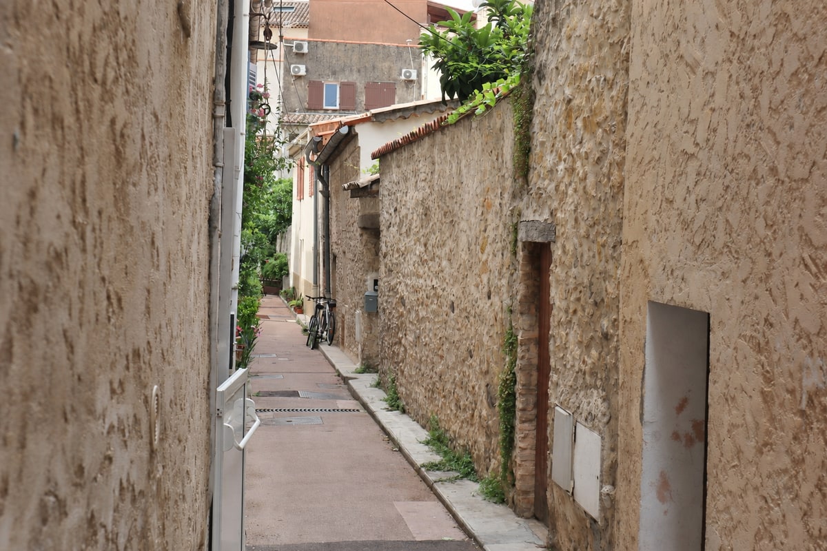 Ruelle en pierre du Vieil Antibes
