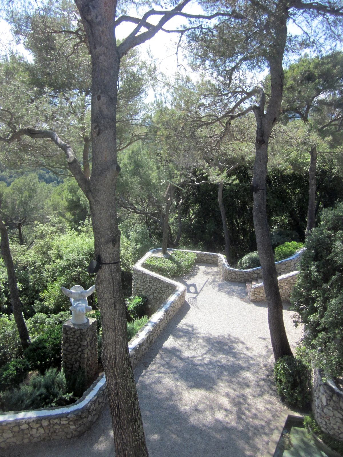 Vue des bâtiments et du jardin de sculptures de la Fondation Maeght