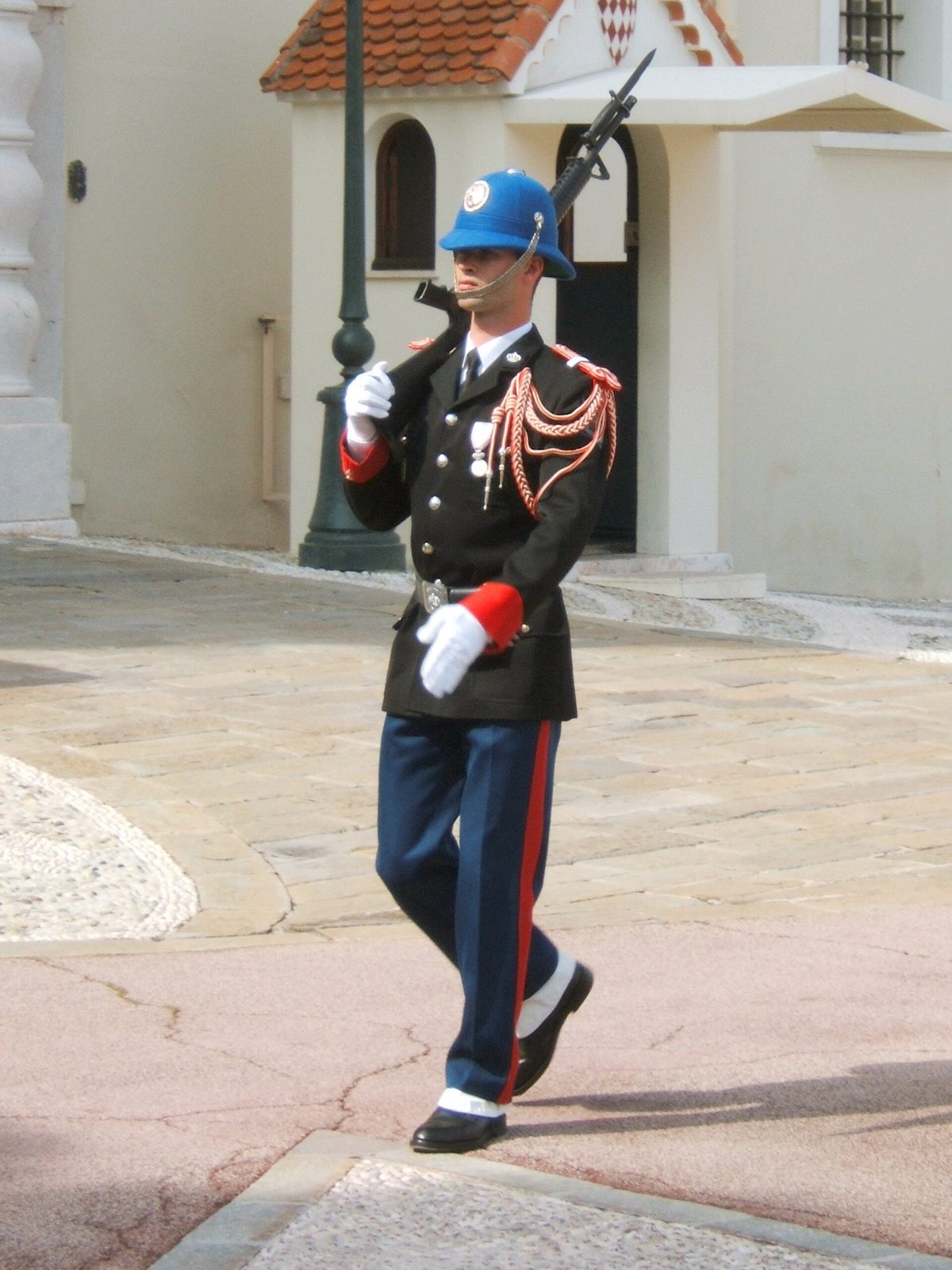 Relève de la garde devant le Palais princier de Monaco