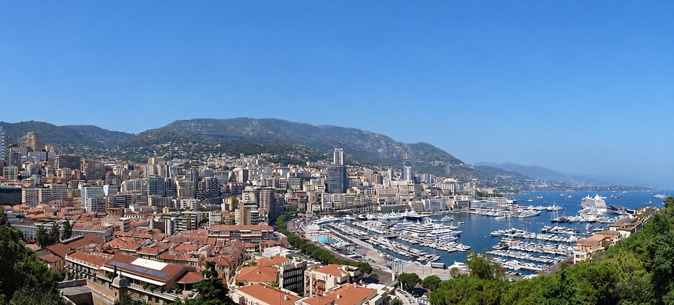 Vue panoramique de Monaco et du port Hercule