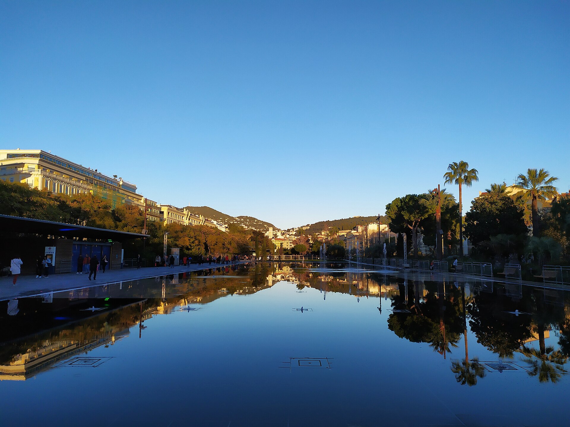 Vue d’enfants jouant dans le miroir d’eau de Nice