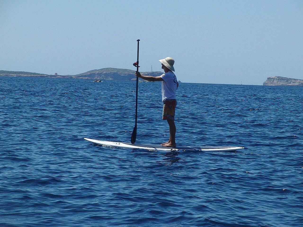 Pratiquant de stand-up paddle sur la Méditerranée