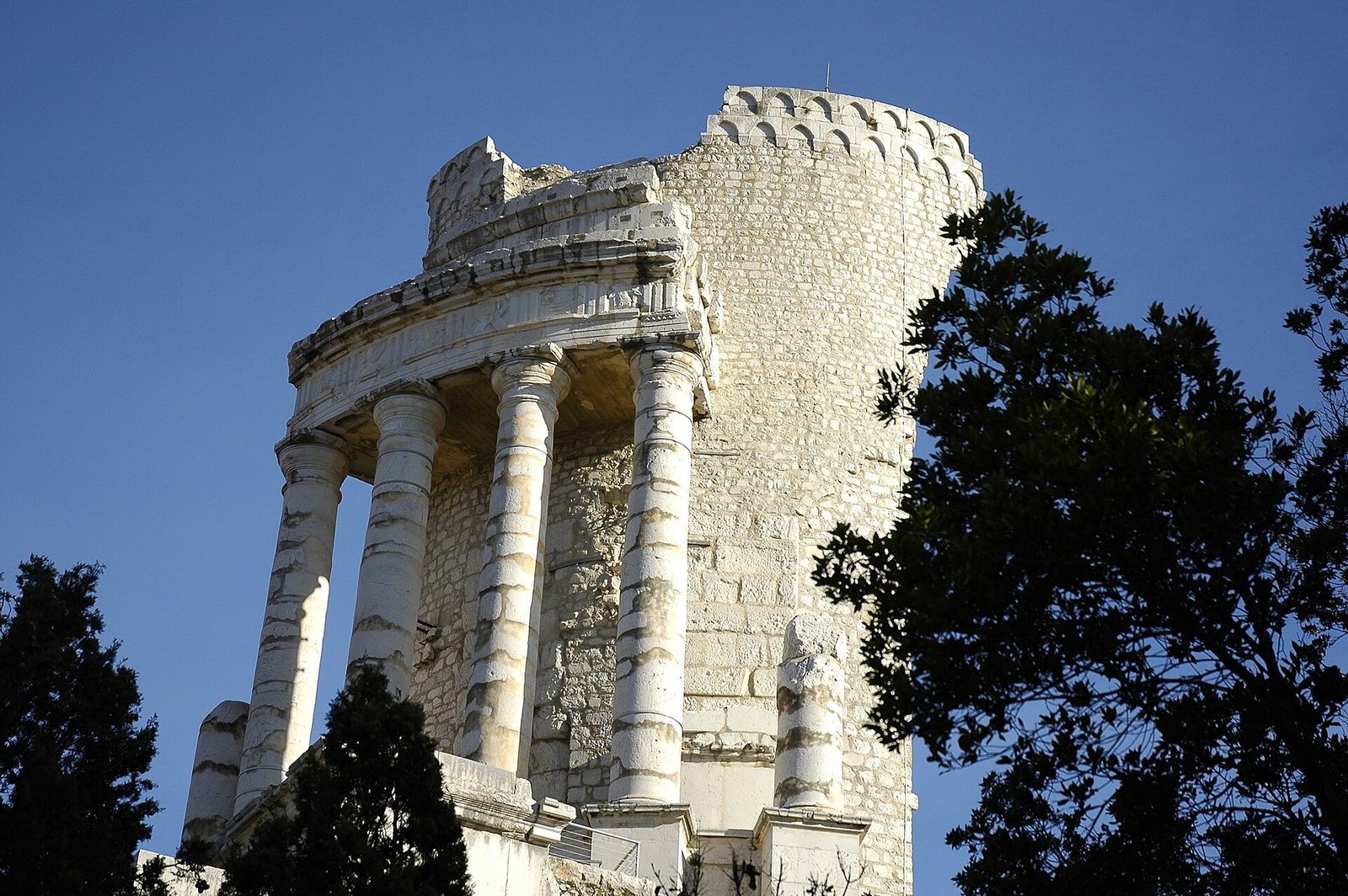 Vue en couleur du Trophée d’Auguste à La Turbie