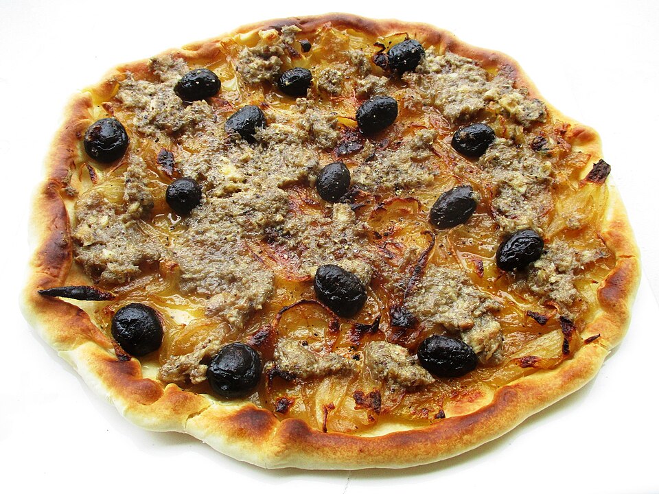Pissaladière aux oignons, anchois et olives noires